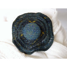 Load image into Gallery viewer, Green &amp; gold check harris tweed three layer brooch
